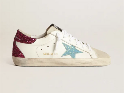 GOLDEN GOOSE حذاء سنيكرز Super-Star بنجمة براقة زرقاء فاتحة وعلامة كعب براقة أرجوانية