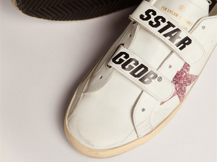حذاء رياضي أولد سكول من GOLDEN GOOSE بنجمة وردية لامعة وعروة كعب من جلد الشامواه بلون الرمل