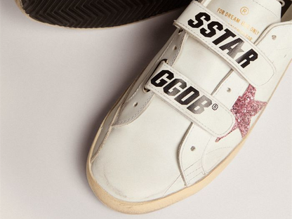 حذاء رياضي أولد سكول من GOLDEN GOOSE بنجمة وردية لامعة وعروة كعب من جلد الشامواه بلون الرمل