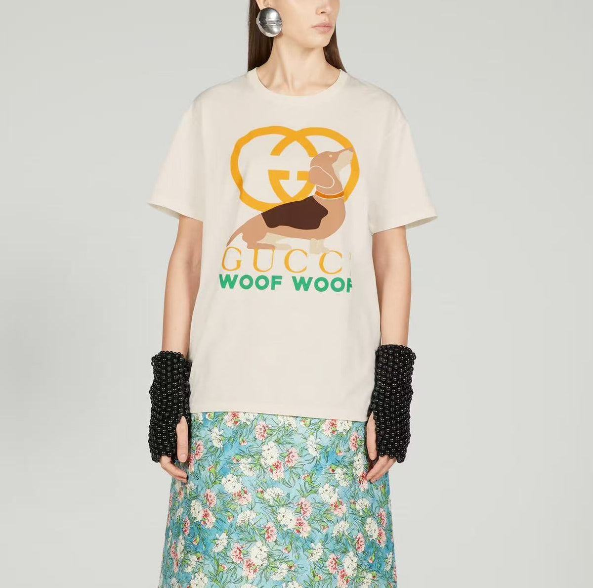 GUCCI - Loose round-neck short-sleeved T-shirt with puppy letter pattern and drop shoulder sleeves, SS23, women's style, beige color.