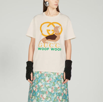 GUCCI - Loose round-neck short-sleeved T-shirt with puppy letter pattern and drop shoulder sleeves, SS23, women's style, beige color.
