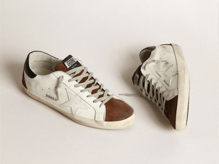 حذاء رياضي سوبر ستار بلونين أبيض وبني من GOLDEN GOOSE