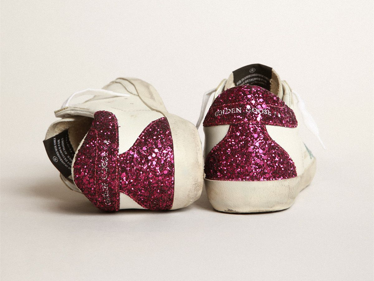 GOLDEN GOOSE حذاء سنيكرز Super-Star بنجمة براقة زرقاء فاتحة وعلامة كعب براقة أرجوانية
