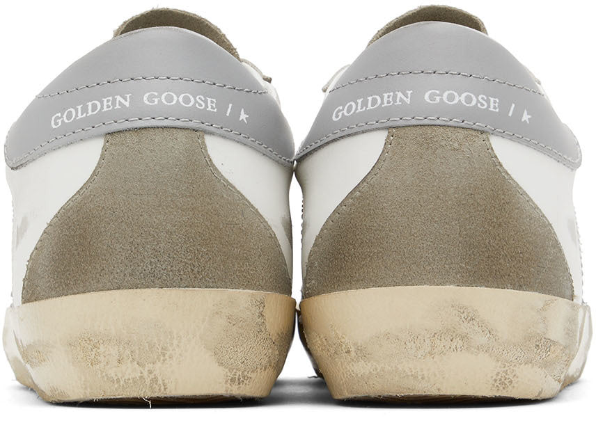 GOLDEN GOOSE حذاء سنيكرز سوبر ستار كلاسيك أبيض ورمادي بقصة منخفضة