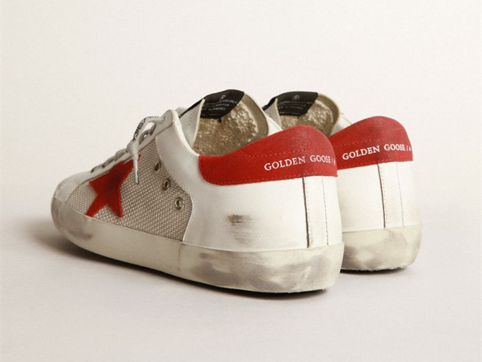 GOLDEN GOOSE حذاء سنيكرز Superstar أبيض من الجلد بنجمة حمراء