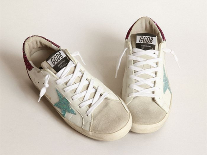 GOLDEN GOOSE حذاء سنيكرز Super-Star بنجمة براقة زرقاء فاتحة وعلامة كعب براقة أرجوانية