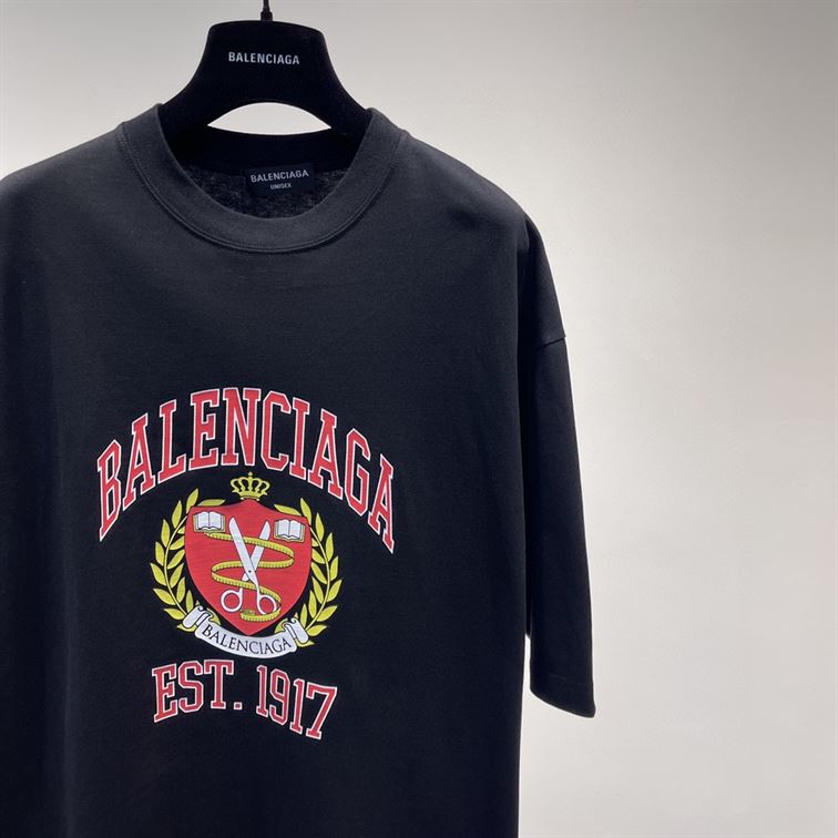 BALENCIAGA MEN’S COLLEGE T-SHIRT MEDIUM FIT IN BLACK – BAS010