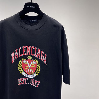BALENCIAGA MEN’S COLLEGE T-SHIRT MEDIUM FIT IN BLACK – BAS010