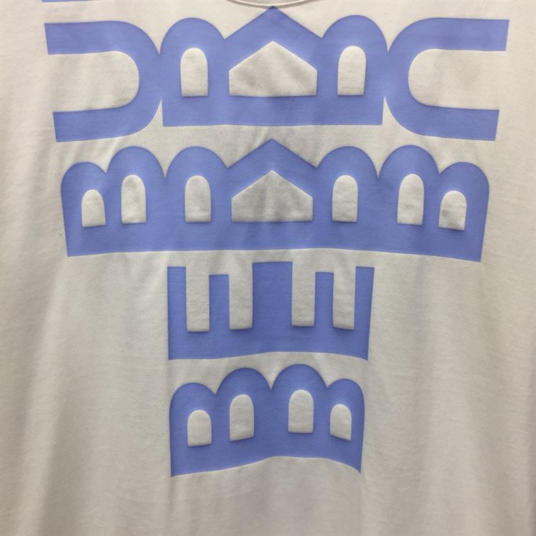 BURBERRY LOGO PRINT COTTON OVERSIZED T-SHIRT IN WHITE/BLUE – BRS005