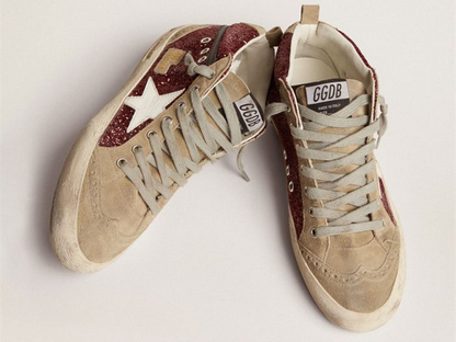 حذاء رياضي ميد ستار من GOLDEN GOOSE باللون الأحمر الداكن اللامع مع لمسات من جلد الشامواه بلون رمادي داكن ونجمة جلدية بيضاء