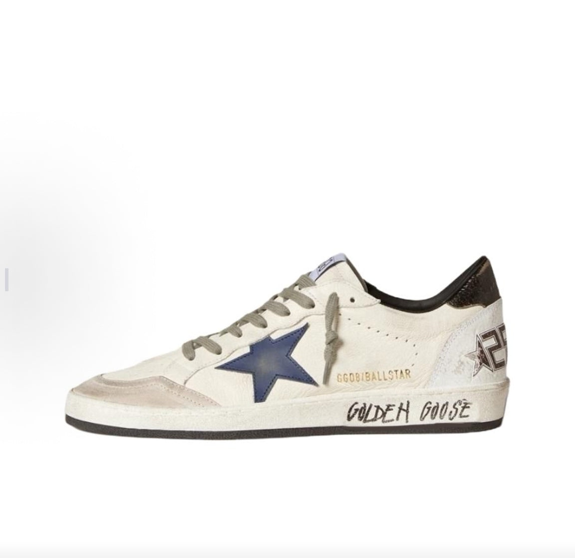 Golden Goose Ball Star حذاء سنيكرز رجالي من جلد الغنم بأسلوب ذيل أسود ونقشة النجوم المستوحاة من الجرافيتي، ومقدمة دائرية، ونمط رباط، وقصة منخفضة (أبيض)