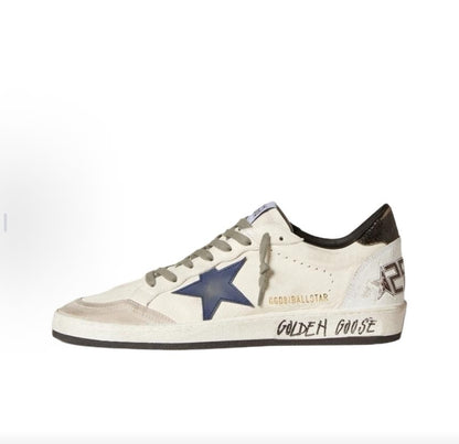 Golden Goose Ball Star حذاء سنيكرز رجالي من جلد الغنم بأسلوب ذيل أسود ونقشة النجوم المستوحاة من الجرافيتي، ومقدمة دائرية، ونمط رباط، وقصة منخفضة (أبيض)
