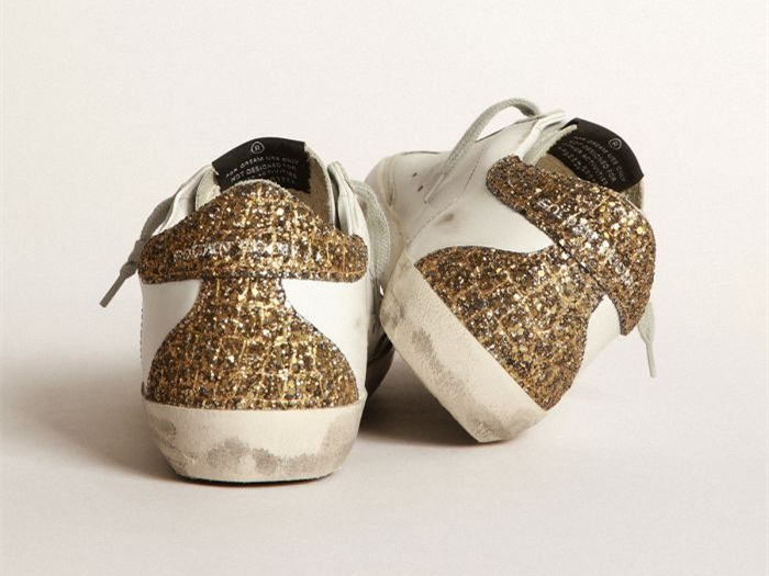 حذاء سنيكرز سوبر ستار من GOLDEN GOOSE بنجمة جلدية زرقاء فاتحة وعلامة كعب بطبعة جلد التمساح الذهبية اللامعة