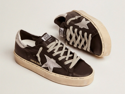 GOLDEN GOOSE حذاء سنيكرز هاي ستار من الجلد الأسود بنجمة من الجلد الفضي اللامع