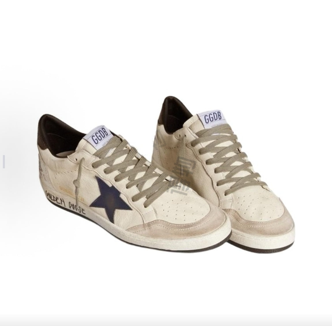 Golden Goose Ball Star حذاء سنيكرز رجالي من جلد الغنم بأسلوب ذيل أسود ونقشة النجوم المستوحاة من الجرافيتي، ومقدمة دائرية، ونمط رباط، وقصة منخفضة (أبيض)