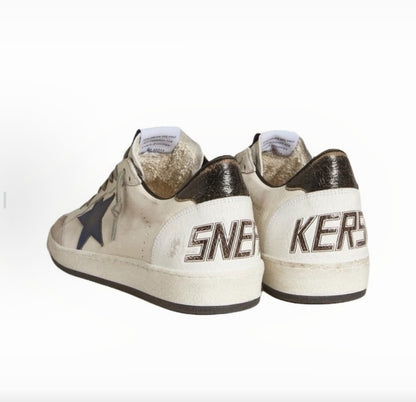 Golden Goose Ball Star حذاء سنيكرز رجالي من جلد الغنم بأسلوب ذيل أسود ونقشة النجوم المستوحاة من الجرافيتي، ومقدمة دائرية، ونمط رباط، وقصة منخفضة (أبيض)