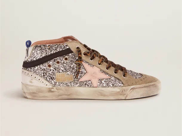 حذاء سنيكرز ميد ستار من GOLDEN GOOSE بجهة علوية لامعة باللون الفضي ونجمة باللون الوردي الباهت