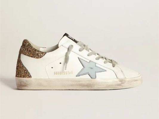 حذاء سنيكرز سوبر ستار من GOLDEN GOOSE بنجمة جلدية زرقاء فاتحة وعلامة كعب بطبعة جلد التمساح الذهبية اللامعة