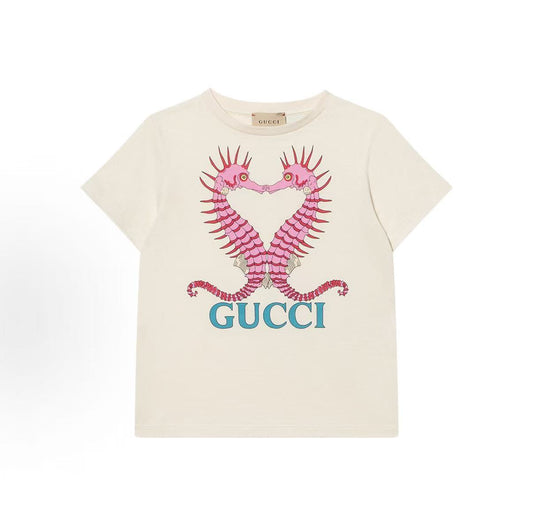 GUCCI T-shirt, Fall/Winter 2024 collection. Logo featuring a seahorse pattern. Round neck, short sleeve. White color. Children's size.