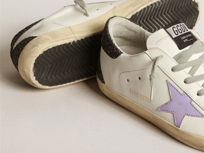 أحذية سنيكرز سوبر ستار من GOLDEN GOOSE بنجمة جلدية بلون الليلك وعروة كعب منقوشة بنقشة جلد التمساح ولامع بنفسجي