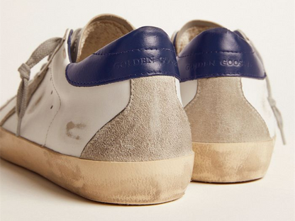 حذاء سنيكرز Super-Star من GOLDEN GOOSE مع نجمة سويديّة وعروة كعب زرقاء