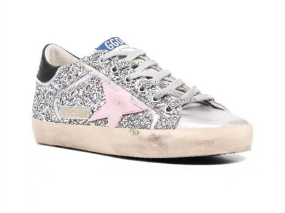 GOLDEN GOOSE حذاء Super-Star نسائي من الجلد الفضي بنجمة وردية