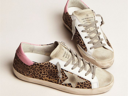 GOLDEN GOOSE حذاء سنيكرز سوبر ستار من الشامواه بطبعة الفهد