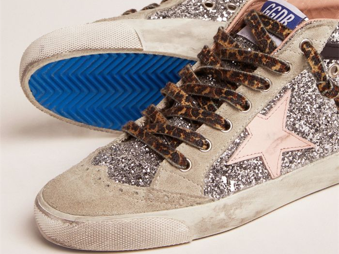 حذاء سنيكرز ميد ستار من GOLDEN GOOSE بجهة علوية لامعة باللون الفضي ونجمة باللون الوردي الباهت