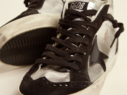 GOLDEN GOOSE حذاء سنيكرز Mid Star LTD من الجلد الفضي اللامع والجلد السويدي الأسود