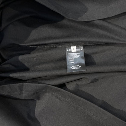 BALENCIAGA MEN’S COLLEGE T-SHIRT MEDIUM FIT IN BLACK – BAS010