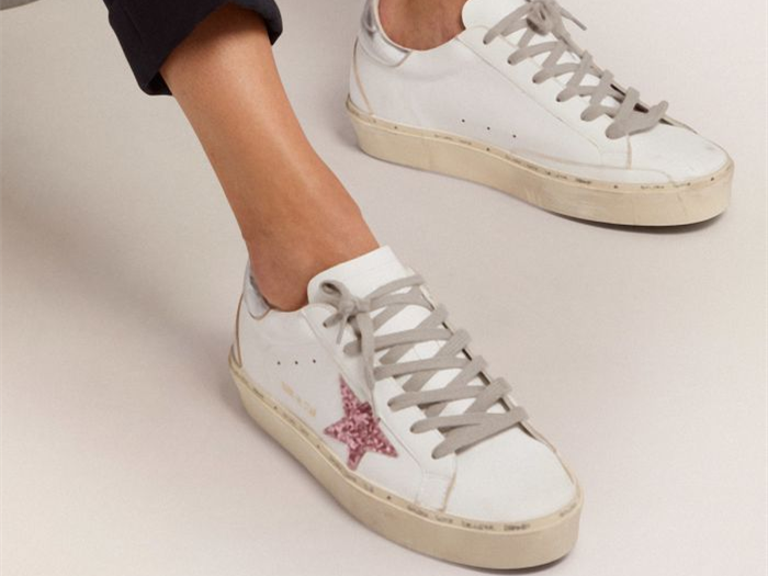 حذاء سنيكرز هاي ستار من GOLDEN GOOSE مع عروة كعب من الجلد الفضي اللامع ونجمة وردية لامعة
