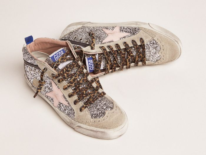 حذاء سنيكرز ميد ستار من GOLDEN GOOSE بجهة علوية لامعة باللون الفضي ونجمة باللون الوردي الباهت