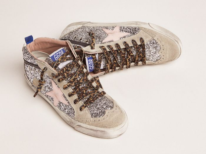 حذاء سنيكرز ميد ستار من GOLDEN GOOSE بجهة علوية لامعة باللون الفضي ونجمة باللون الوردي الباهت