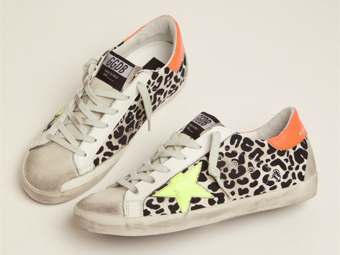 حذاء سنيكرز "سوبر-ستار" بنقشة جلد الفهد والنيون من GOLDEN GOOSE