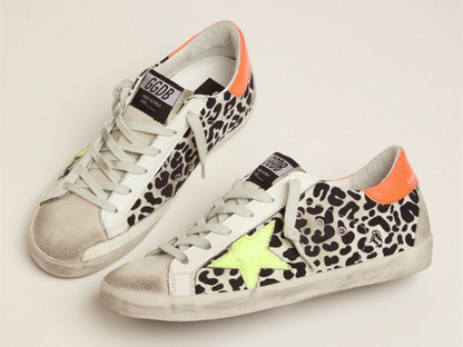 حذاء سنيكرز "سوبر-ستار" بنقشة جلد الفهد والنيون من GOLDEN GOOSE
