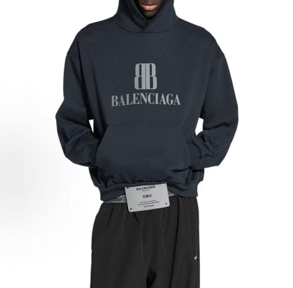 Balenciaga cotton drop-shoulder logo logo hooded pullover in regular fit for men, in black color.