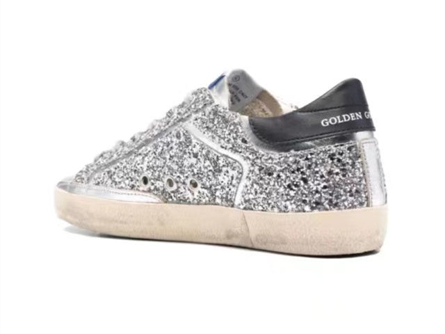 GOLDEN GOOSE حذاء Super-Star نسائي من الجلد الفضي بنجمة وردية