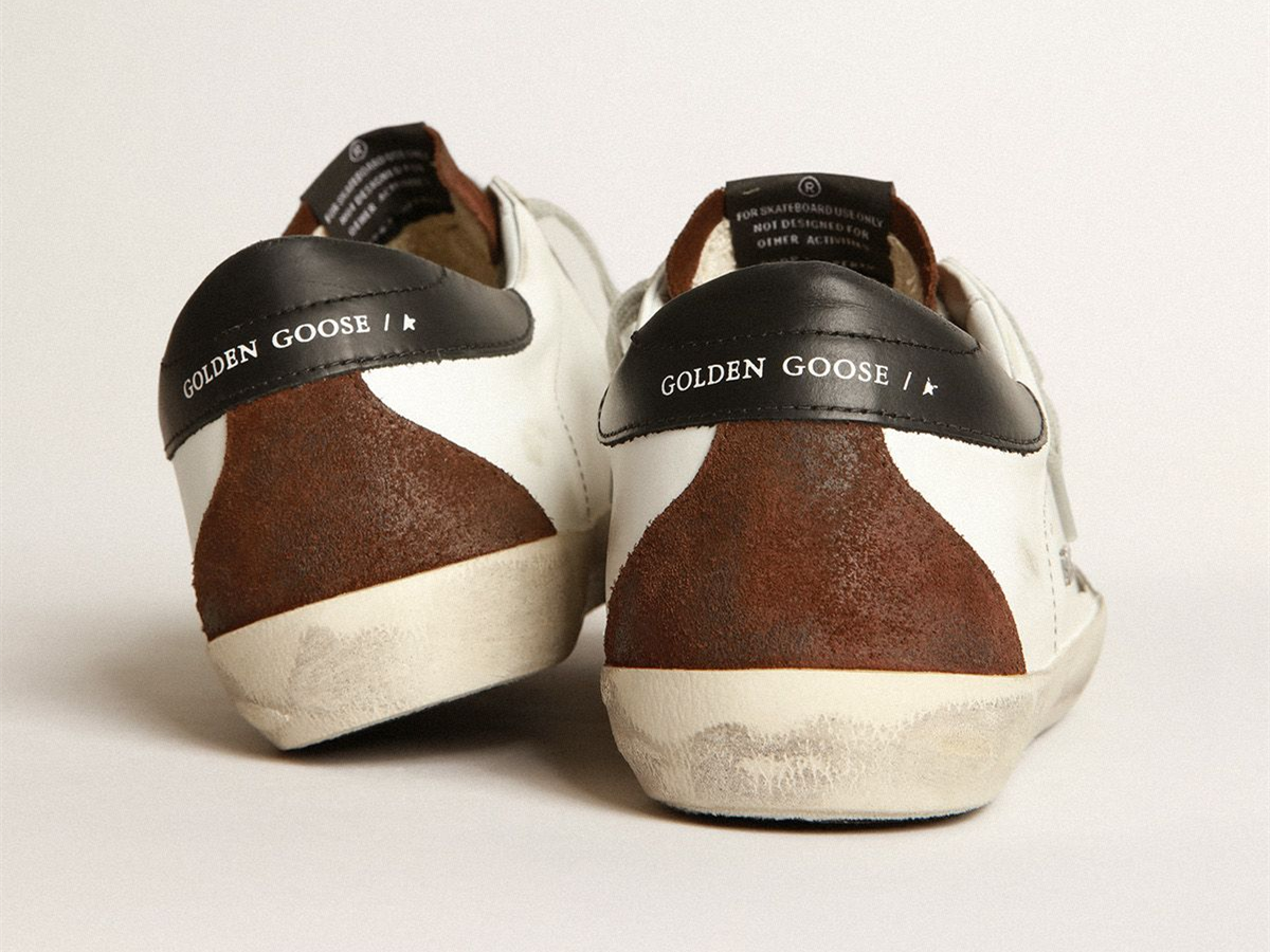 حذاء رياضي سوبر ستار بلونين أبيض وبني من GOLDEN GOOSE