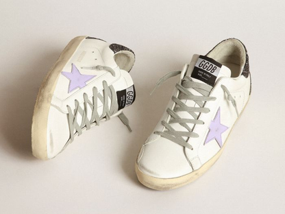 أحذية سنيكرز سوبر ستار من GOLDEN GOOSE بنجمة جلدية بلون الليلك وعروة كعب منقوشة بنقشة جلد التمساح ولامع بنفسجي