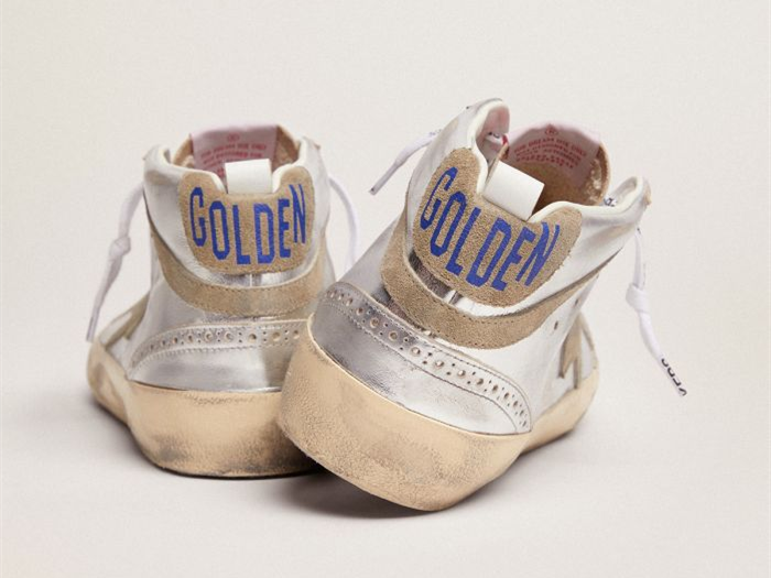 حذاء سنيكرز ميد ستار من GOLDEN GOOSE من الجلد المعدني الفضي مع نجمة وخطين متقاطعين من جلد الشامواه بلون رمادي داكن